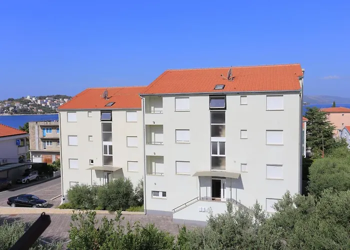 Seaside With A Swimming Pool Okrug Gornji, Ciovo - 5960 * 特罗吉尔